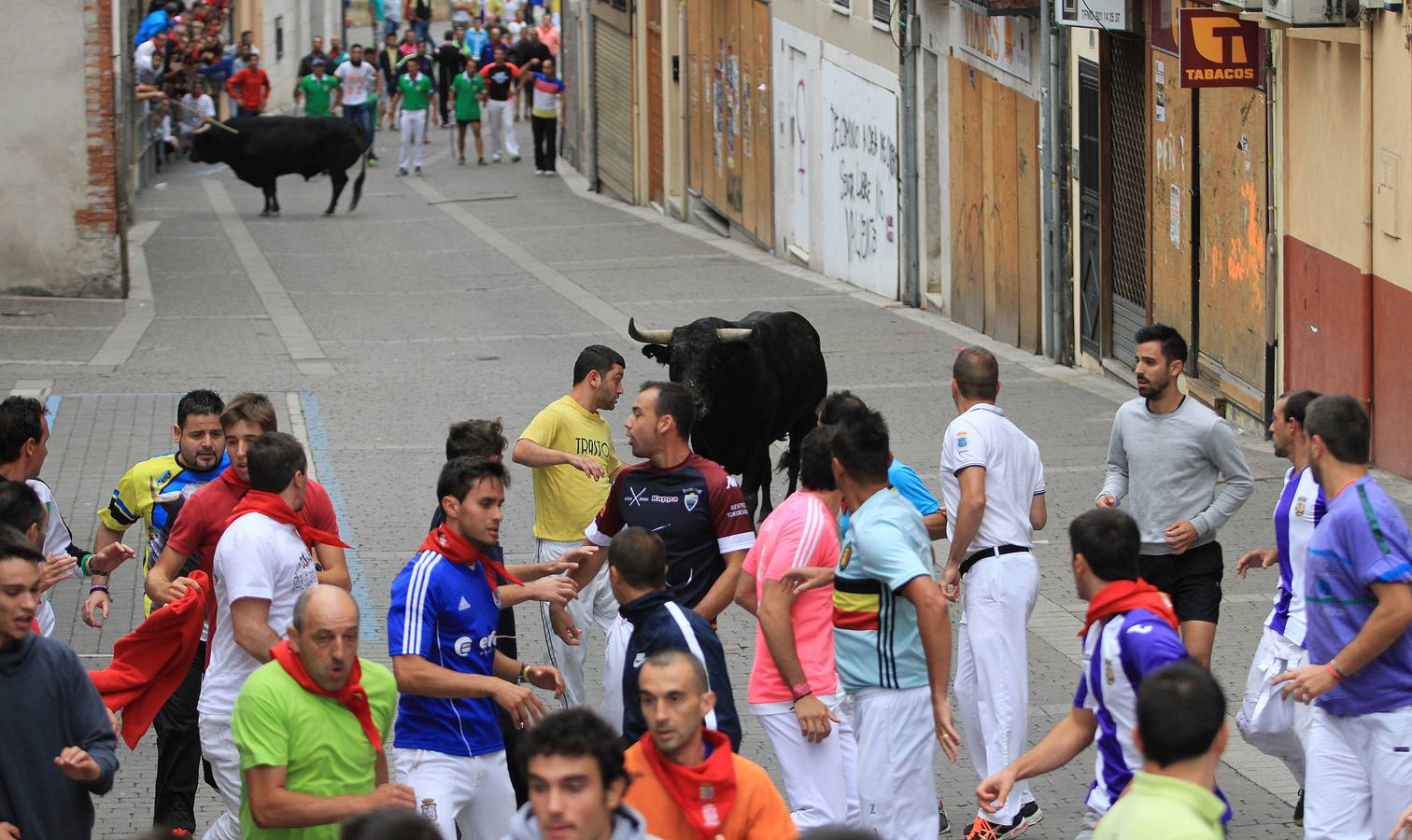 Únicamente tres astados han podido llegar al recorrido urbano y completar la carrera en el que cuatro personas han resultado heridas, dos de ellos por asta de toro y otros dos con contusiones