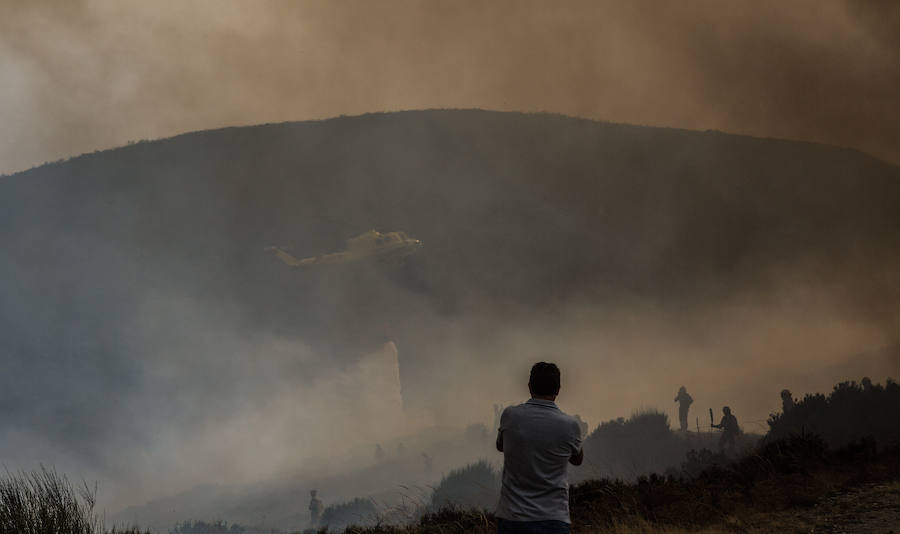 Los vecinos de Santa Eulalia, desolados ante el fuego de La Cabrera