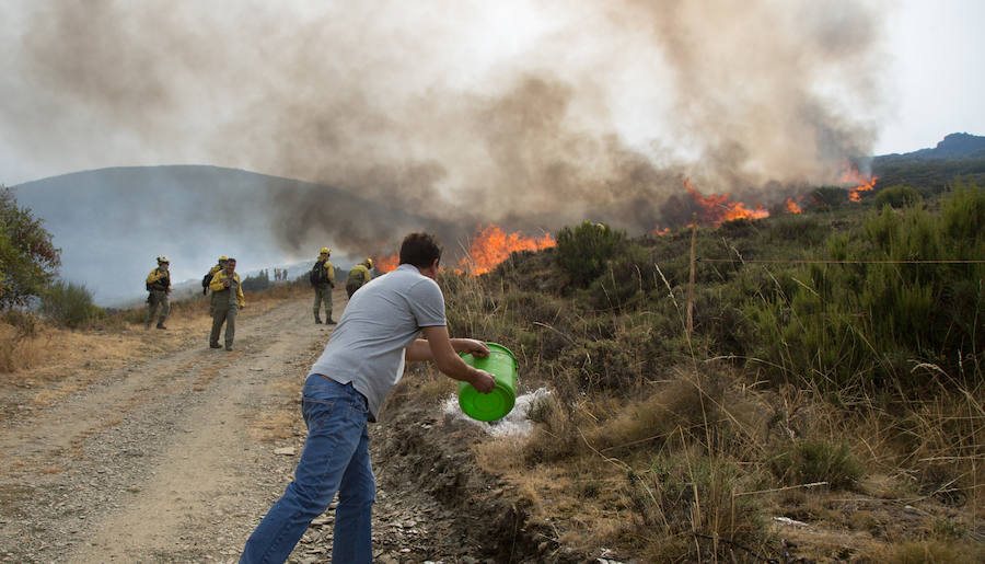 Los vecinos de Santa Eulalia, desolados ante el fuego de La Cabrera