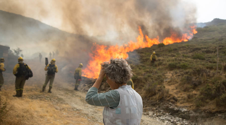 Los vecinos de Santa Eulalia, desolados ante el fuego de La Cabrera