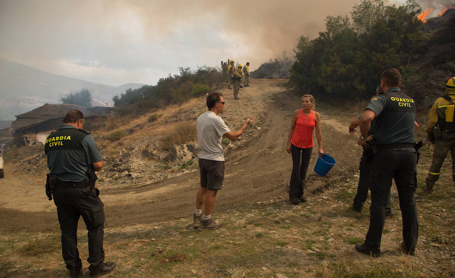 Los vecinos de Santa Eulalia, desolados ante el fuego de La Cabrera