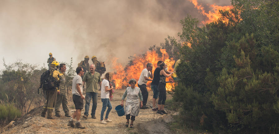 Los vecinos de Santa Eulalia, desolados ante el fuego de La Cabrera