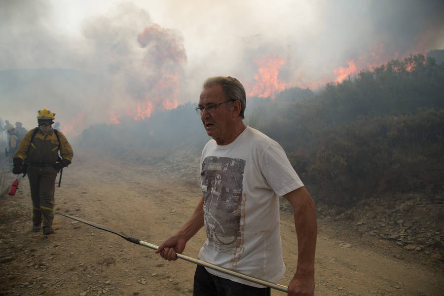 Los vecinos de Santa Eulalia, desolados ante el fuego de La Cabrera