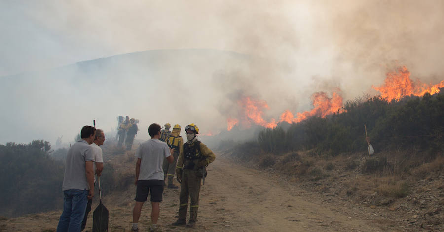Los vecinos de Santa Eulalia, desolados ante el fuego de La Cabrera