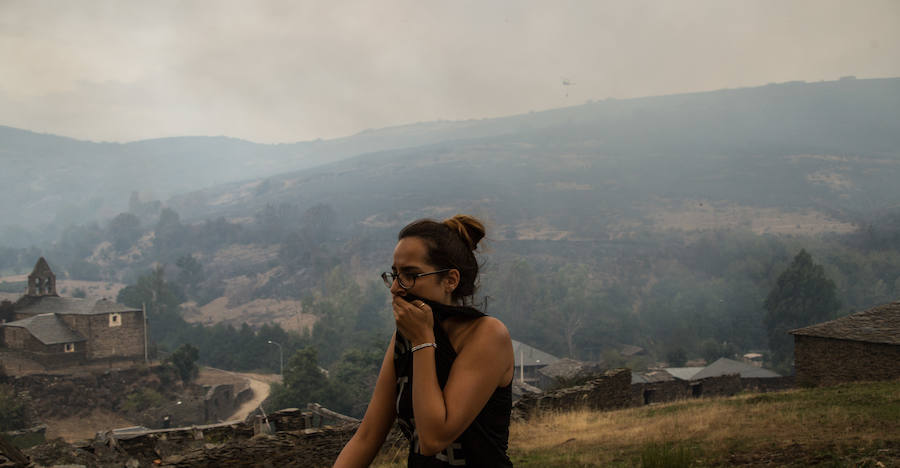 Los vecinos de Santa Eulalia, desolados ante el fuego de La Cabrera