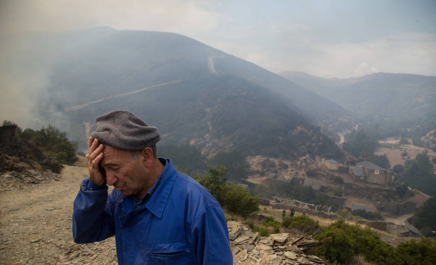 Los vecinos de Santa Eulalia, desolados ante el fuego de La Cabrera