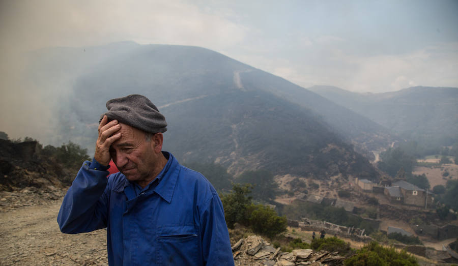 Los vecinos de Santa Eulalia, desolados ante el fuego de La Cabrera
