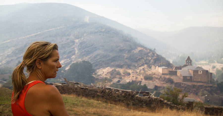 Los vecinos de Santa Eulalia, desolados ante el fuego de La Cabrera