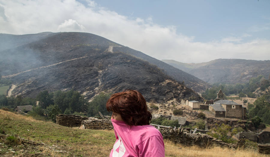Los vecinos de Santa Eulalia, desolados ante el fuego de La Cabrera