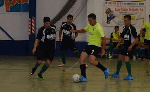 El jugador del Guardo Héctor, con el balón, intenta progresar ante la oposición de un futbolista del Juventud Círculo. 