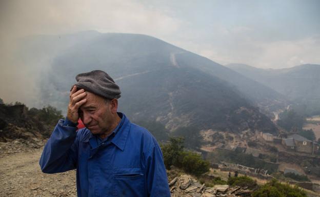 Domingo Vocero contempla la llegada de un frente de llamas que se aproxima a su localidad.