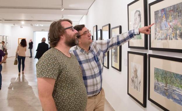 Dr. Juanpa y Pedro Guerra señalan una de las obras de la exposición, que se puede visitar hasta el 22 de septiembre en el Museo Patio Herreriano de Valladolid. 