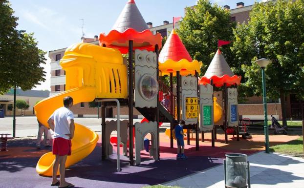 Parque infantil en forma de castillo en la plaza Camilo José Cela 