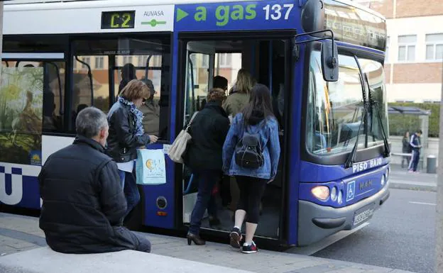 Pasajeros suben a un autobús de Auvasa. 