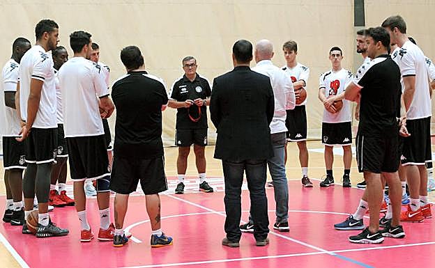 Toda la plantilla del CBC Valladolid en círculo en el primer entrenamiento. 