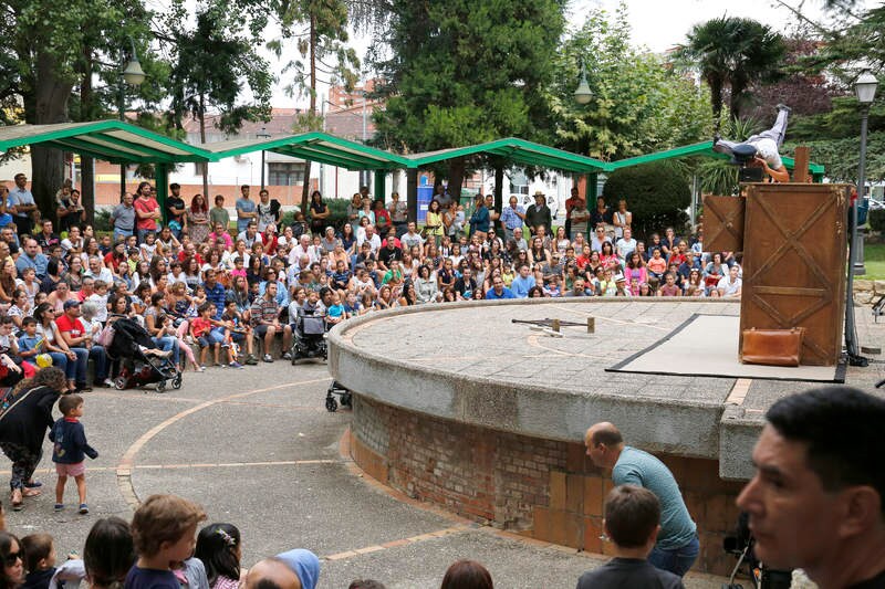 Muestra de artistas de calle Bicirco en el parque de Los Jardinillos de Palencia