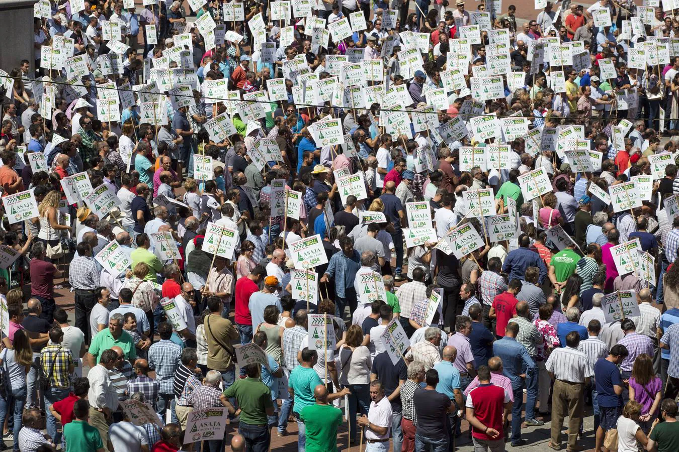 Los manifestantes han hecho sonar pitidos, gritos y protestas durante el trayecto de la marcha con la que pretenden llamar la atención tras un verano que está dejando «una situación precaria»