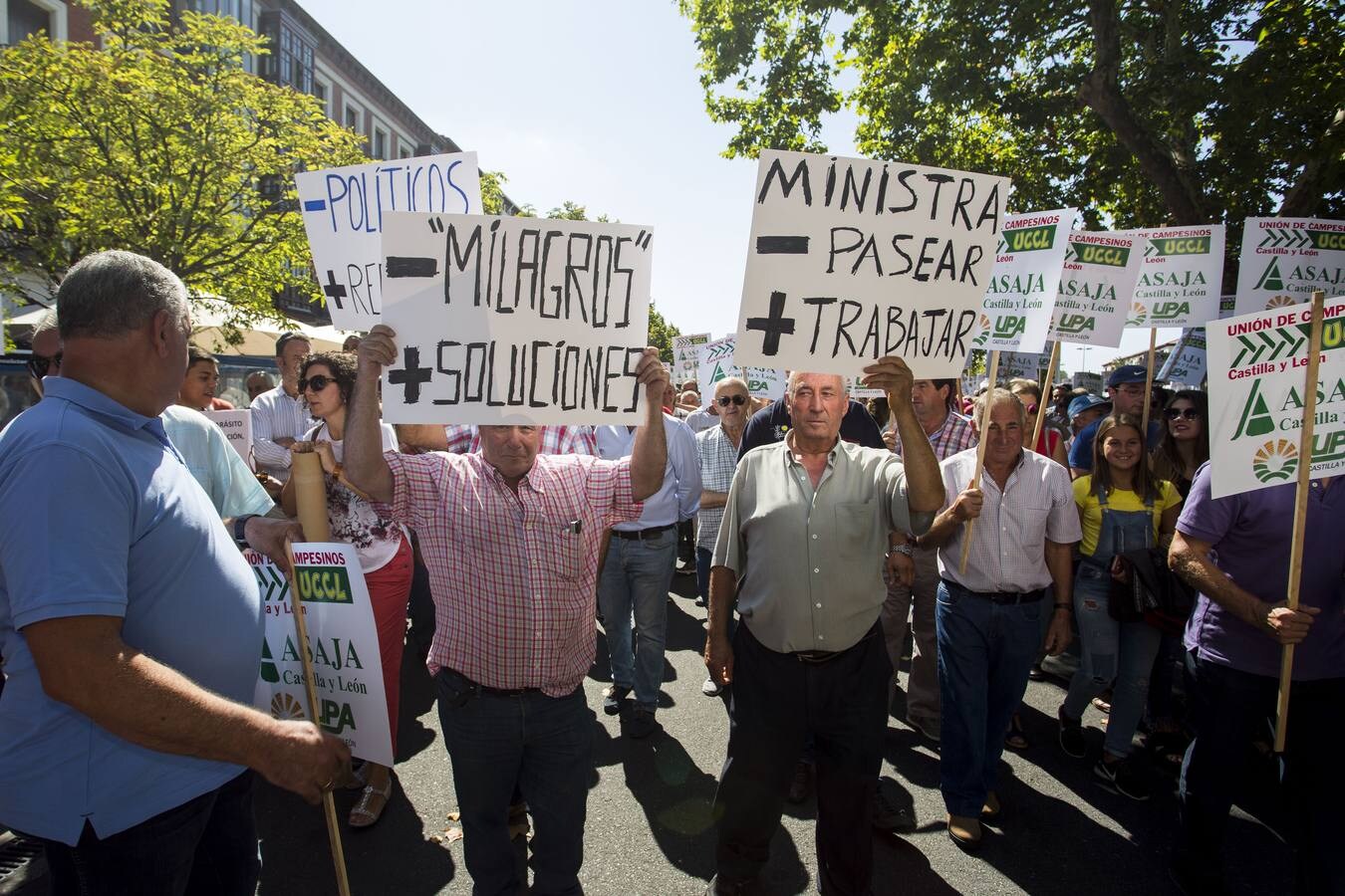 Los manifestantes han hecho sonar pitidos, gritos y protestas durante el trayecto de la marcha con la que pretenden llamar la atención tras un verano que está dejando «una situación precaria»