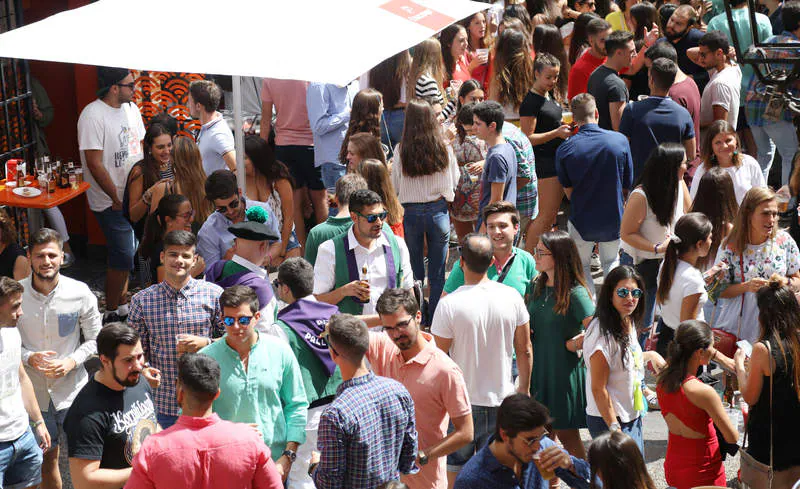 Cientos de jóvenes se han concentrado en una fiesta en la calle promovida por los bares de la zona