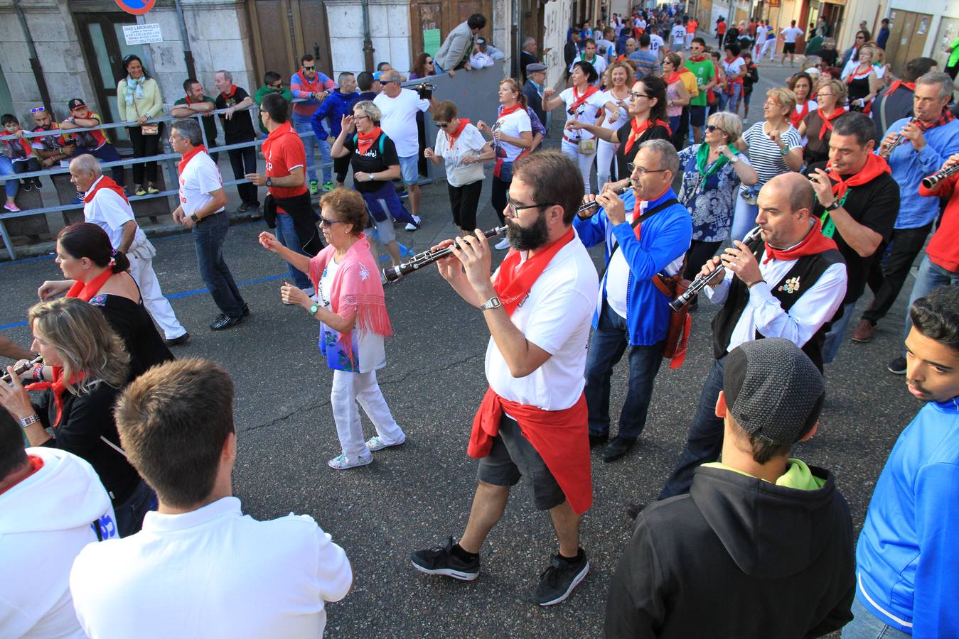 Los toros de la ganadería de Lagunajanada, protagonizaron momentos emocionantes y peligrosos en las calles, al entrar toda la manada disgregada