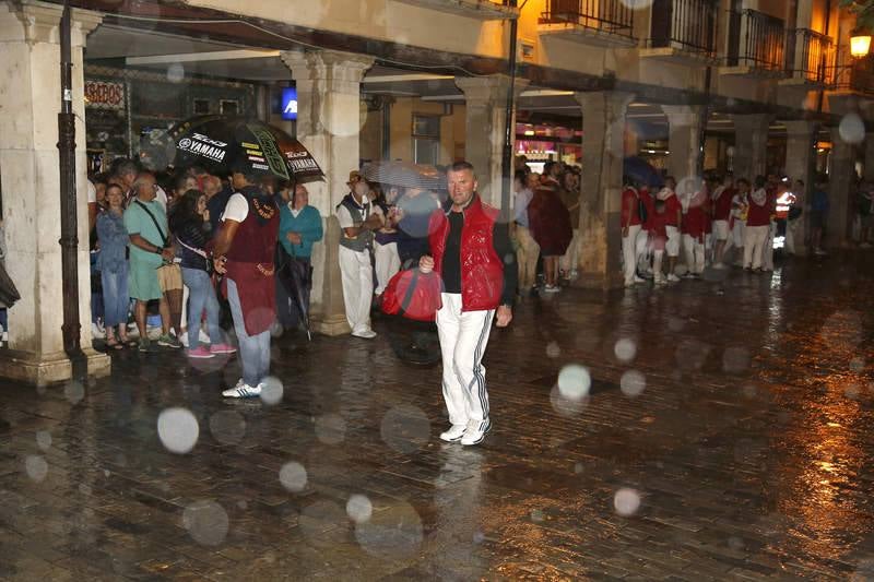 La lluvia obliga a posponer el pregón para mañana 
