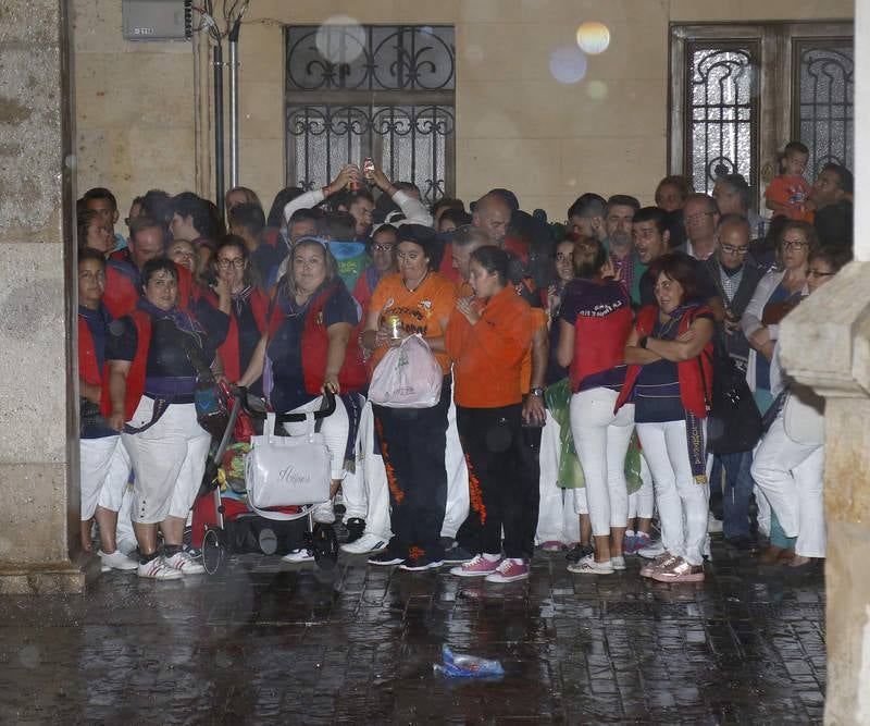 La lluvia obliga a posponer el pregón para mañana 