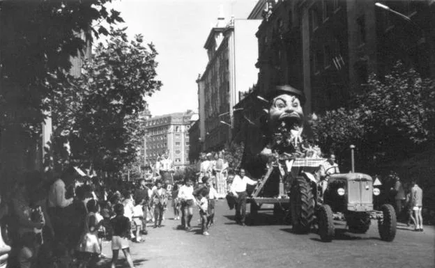 El Tragaldabas hace de las suyas en la calle Gamazo durante las fiestas de San Mateo del año 1965.