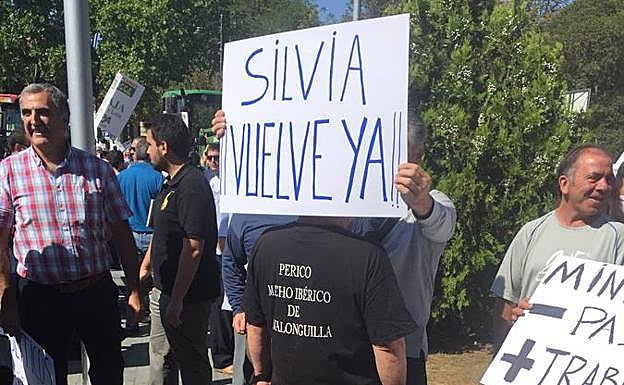 En una de las pancartas se podía leer 'Silvia, ¡vuelve ya!', en referencia a la anterior consejera de Agricultura, Silvia Clemente.