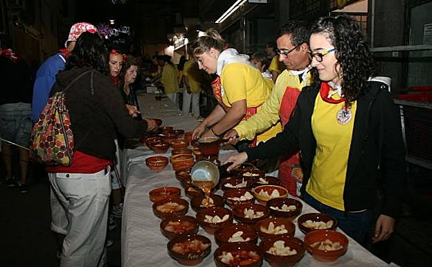 Reparto de sopa de ajo en la llamada Noche Amarilla, organizada por la peña El Embudo. 