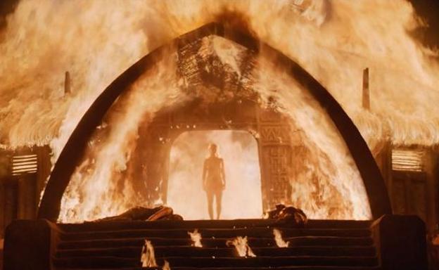 Daenerys volvió a salir del fuego. Emilia Clarke se saltó su propia norma d eno hacer desnudos con esta escena.
