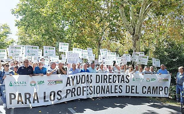 Cabeza de la manifestación con una pancarta en la que se exigen ayudas directas para los profesionales del campo.