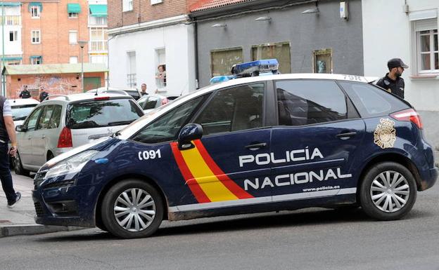 La policía inspecciona el edificio afectado por la falsa amenaza de bomba vinculada con el tiroteo de Santa Clara. 