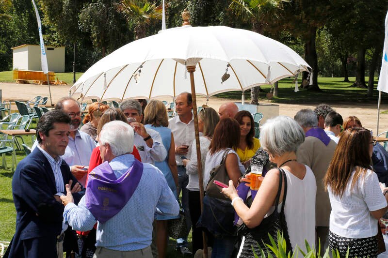 Representantes de las instituciones, de las empresas y entidades palentinas disfrutan con el periódico en el Chiringuito de las Huertas del Obispo