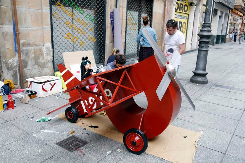 Las piezas se han situado en el primer tramo de la calle, entre Correos y los Cuatro Cantones, y podrán contemplarse durante todas las fiestas