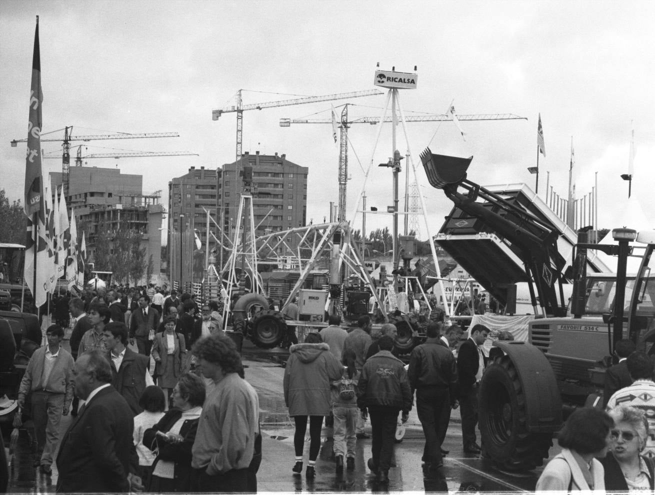 1995. Visitantes contemplan la maquinaria agrícola de la Feria de Muestras.