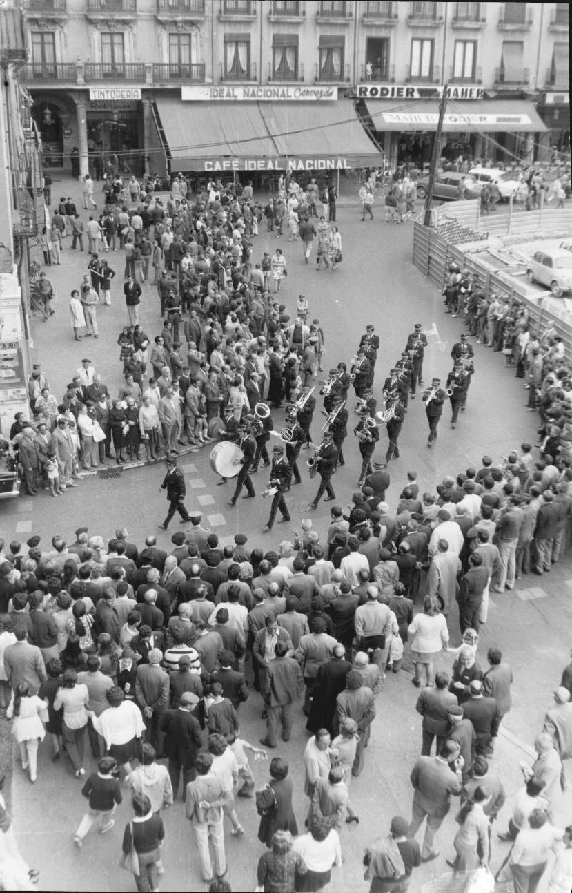 1972. Banda de música a su paso por la Plaza Mayor.