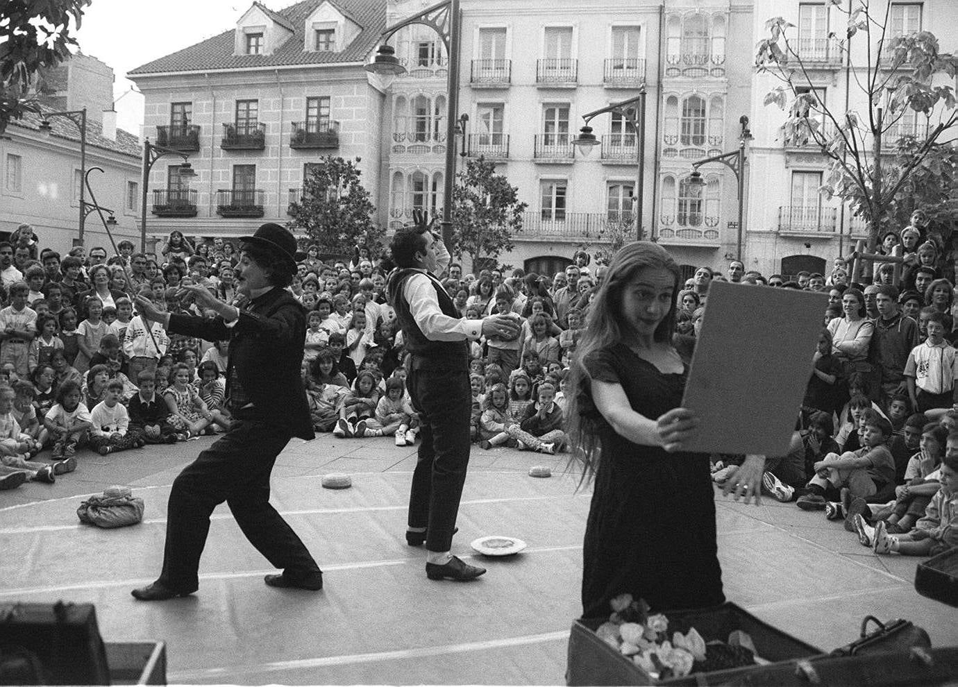 1998. Teatro callejero, representación de teatro en la Plaza de Santa Ana.