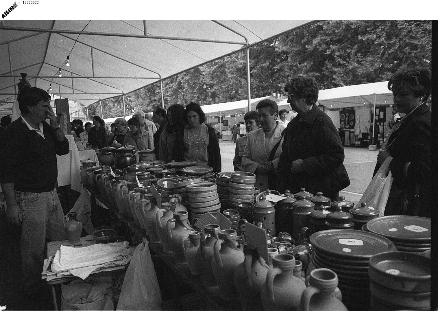 1999. Puestos de la Feria de la Cerámica y Alfarería instalados en el Paseo Central del Campo Grande.