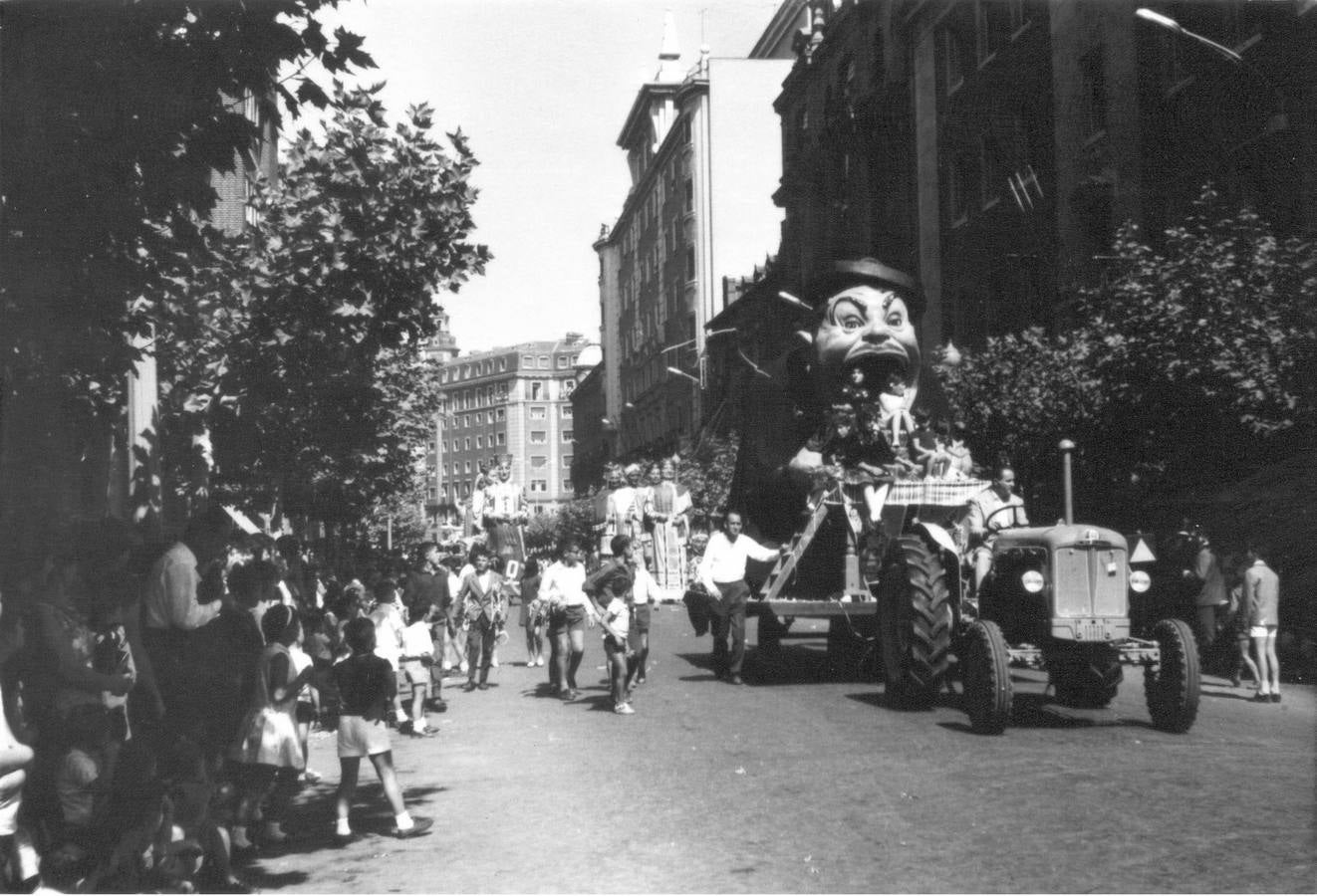 1965. El Tragaldabas hace de las suyas en la calle Gamazo durante las fiestas de San Mateo.