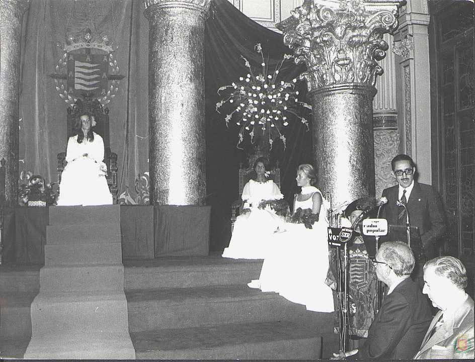 Reina y damas de las fiestas de San Mateo 1975 en el Ayuntamiento de Valladolid.