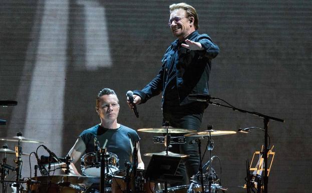 Larry Mullen Jr. (i.) y Bono (d.), de U2.