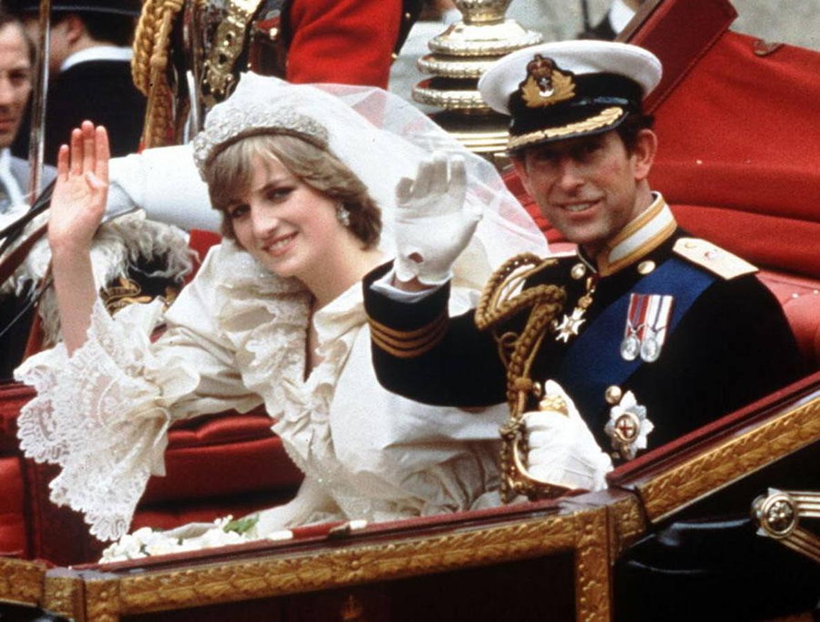 El príncipe y la princesa de Gales saludan desde el carruaje real el día de su boda, el 29 de julio de 1989.
