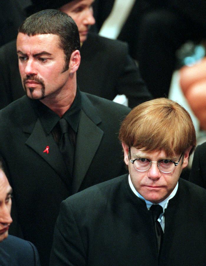 Los cantantes George Michael (i.) y Elton John (d.) abandonan la Abadía de Westminster tras el funeral de la princesa de Gales.