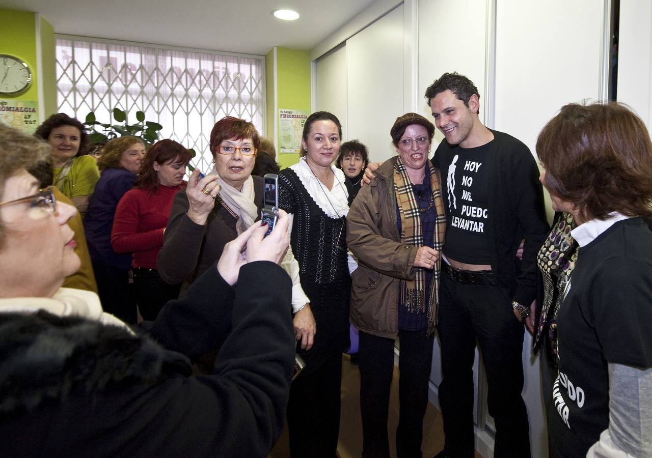 29.12.09 El actor vallisoletano Roberto Enríquez, rodeado de los miembros de la Asociación de Fibromialgia de Valladolid en su visita a la sede en el barrio de la Pilarica.