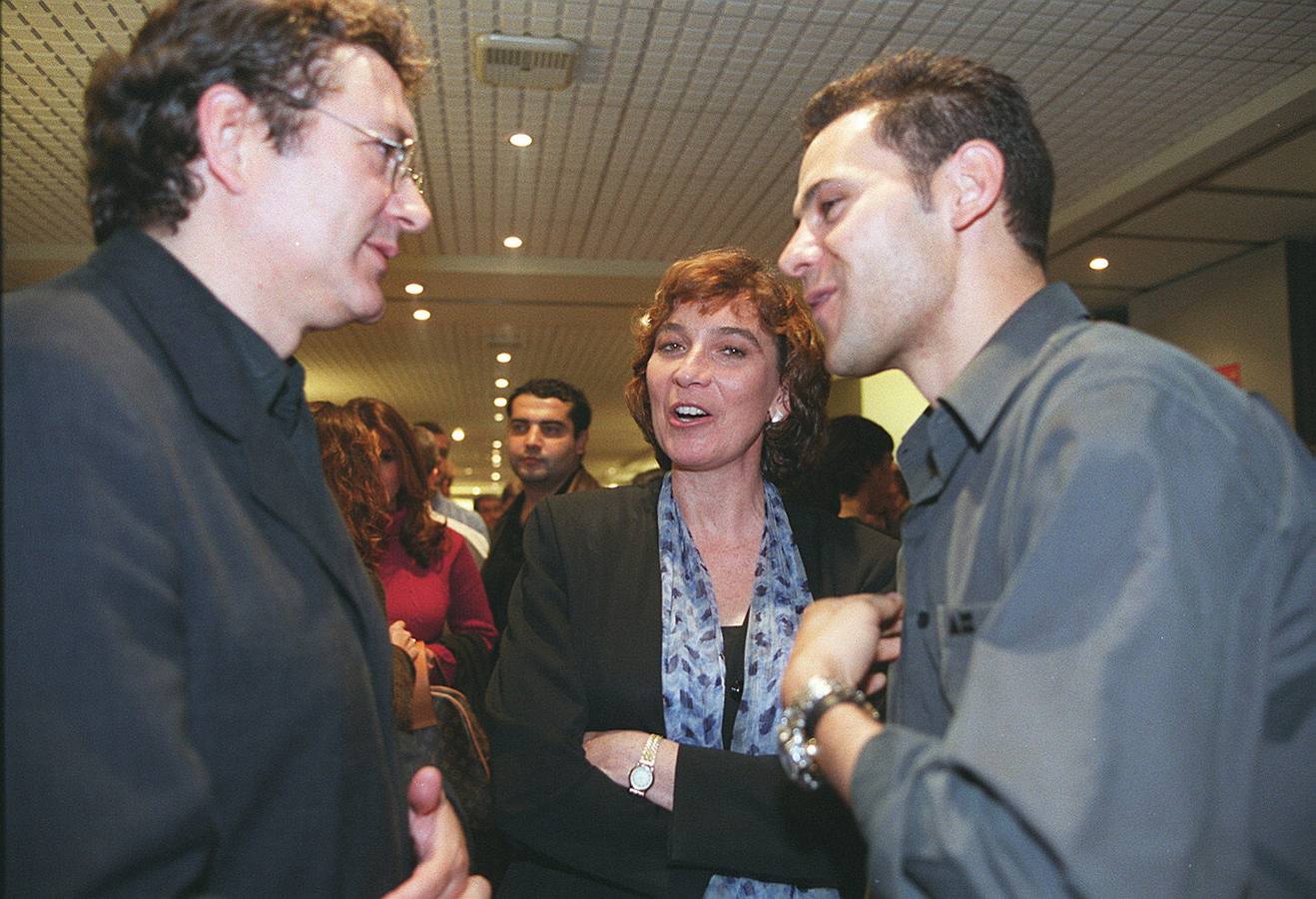 29.10.00 Los directores Gerardo Herrero y Patricia Ferreira hablan con el actor Roberto Enríquez durante la fiesta de clausura de la Seminci 2000.