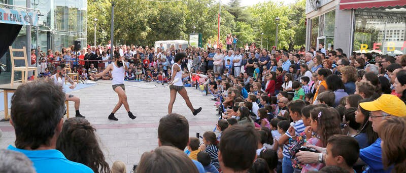 Espectáculo de la Muestra de Artistas de Calle en la plaza Pío XII de Palencia
