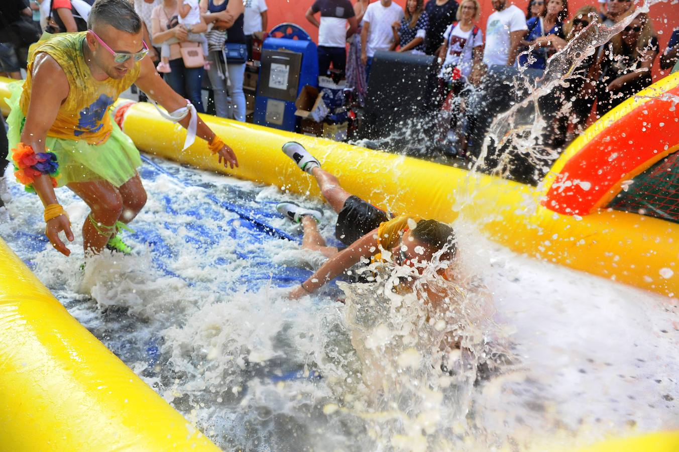 Una gran nube rosa, amarilla, azul y verde dio el pistoletazo de salida al gran pórtico de las fiestas patronales de San Antolín