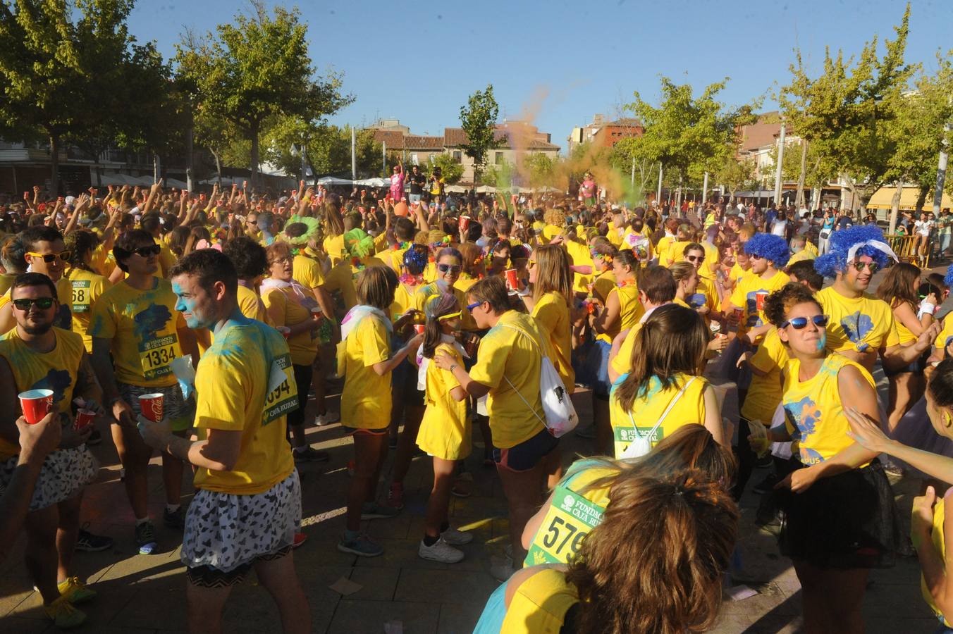 Una gran nube rosa, amarilla, azul y verde dio el pistoletazo de salida al gran pórtico de las fiestas patronales de San Antolín