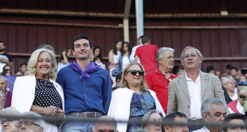 La Plaza de Campos Góticos albergó en las gradas a caras conocidas del mundo de la política, la comunicación y el vino