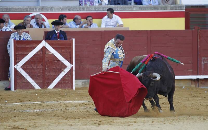 La Plaza de Campos Góticos albergó en las gradas a caras conocidas del mundo de la política, la comunicación y el vino